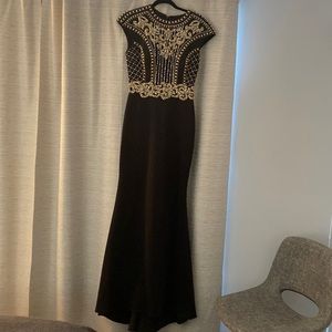 Elegant evening black dress scoop neck floor length sleeveless sequined, size 6